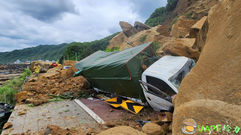 台灣新聞：基隆潮境公園路口發生山崩，影響九輛車；全部獲救，兩人住院