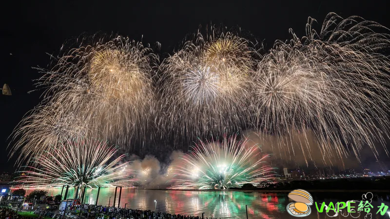 台北大稻埕夏日節慶七夕煙火表演吸引逾10萬遊客